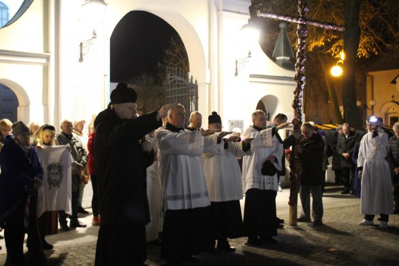 Miejska Droga Krzyżowa zgromadziła wiernych w Międzyrzecu /AUDIO/