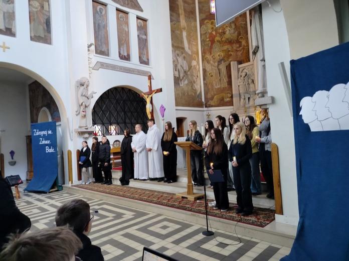 „Zatrzymaj się… zobacz… bądź”. Spektakl w wykonaniu młodzieży z Wisznic