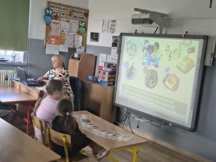 Nauka bez granic w Halasach. Uczniowie uczestniczyli w międzynarodowym projekcie eTwinning