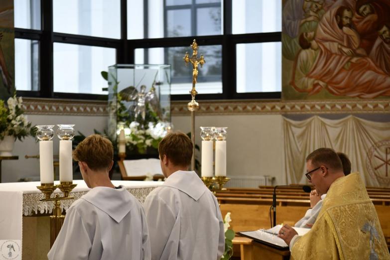 Biała Podlaska: przyjęli Szkaplerz św. Michała Archanioła