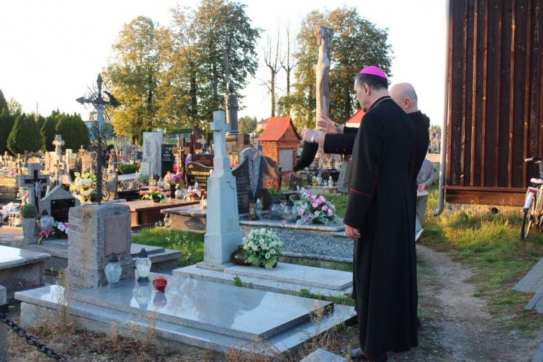 Modlitwa za zmarłych na siemiatyckim cmentarzu. Trwa wizytacja kanoniczna